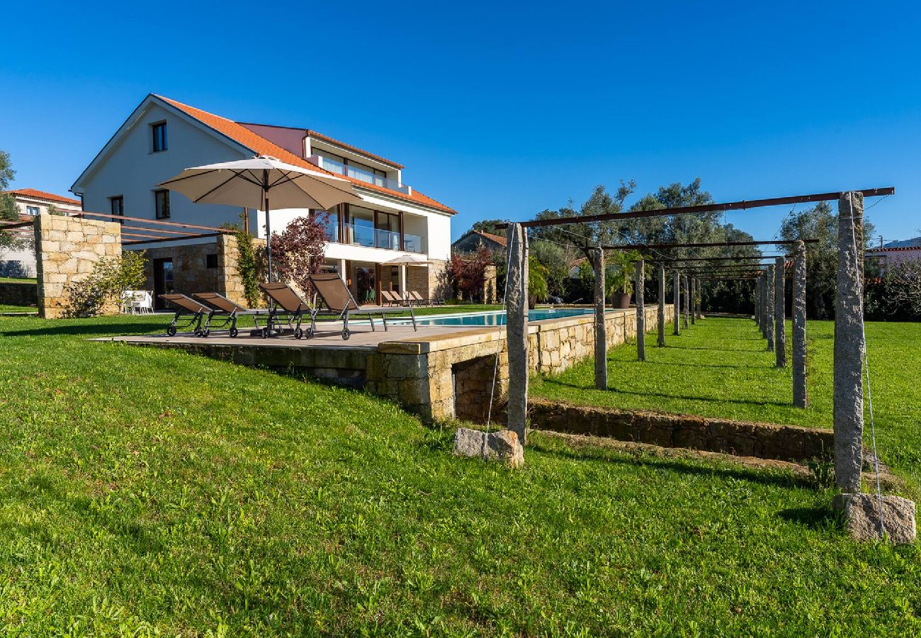 Villa in Ponte de Lima - Lima View Villa - Casa com piscina e jardim