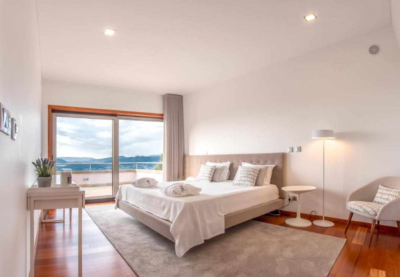 Ferienhaus in Ponte de Lima - Villa de Luxo com Piscina Aquecida, Ténis e Jardim