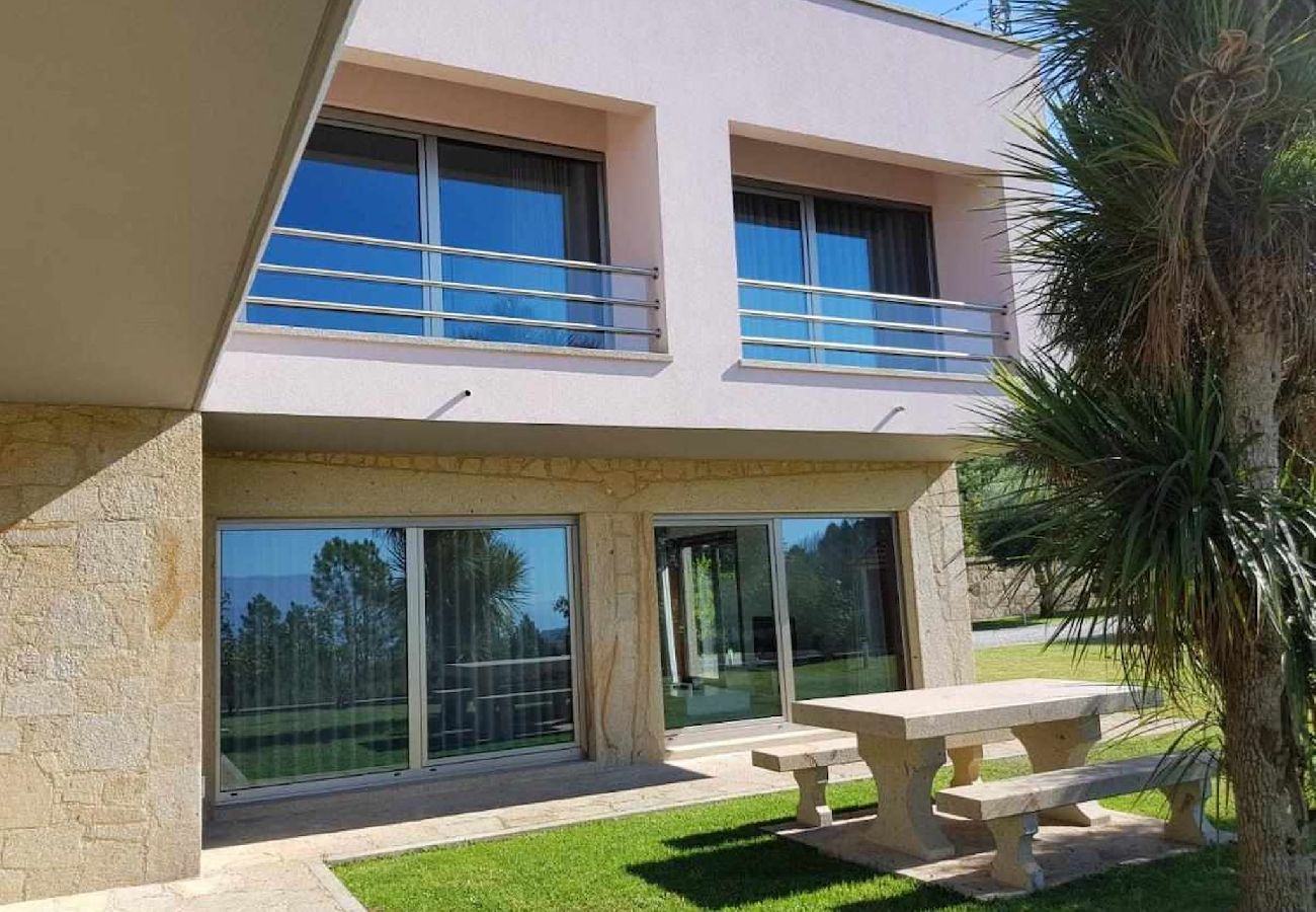Ferienhaus in Ponte de Lima - Villa de Luxo com Piscina Aquecida, Ténis e Jardim