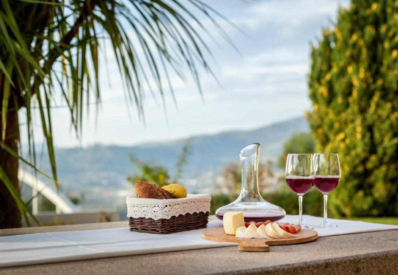 Ferienhaus in Ponte de Lima - Villa de Luxo com Piscina Aquecida, Ténis e Jardim