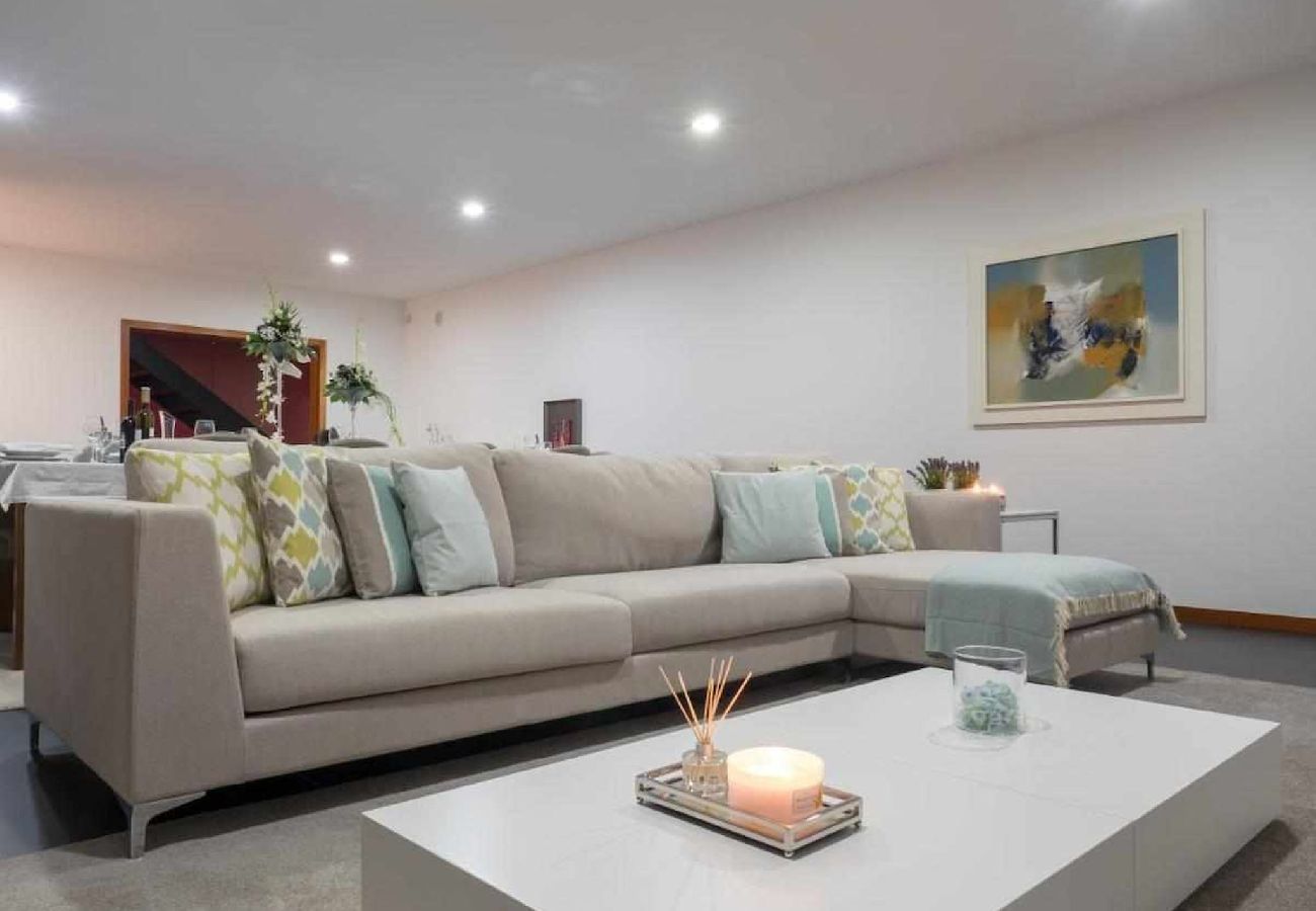 Ferienhaus in Ponte de Lima - Villa de Luxo com Piscina Aquecida, Ténis e Jardim