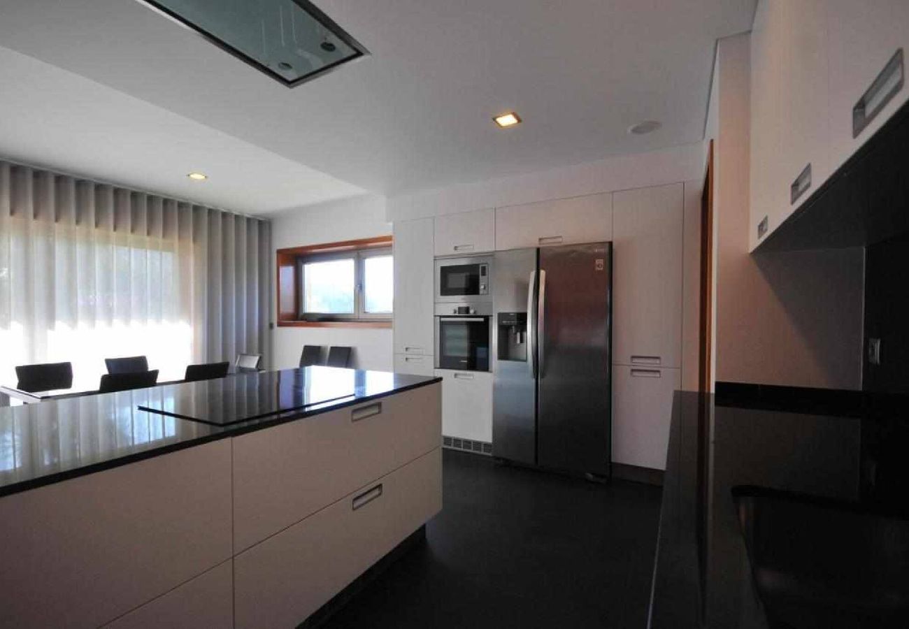 Ferienhaus in Ponte de Lima - Villa de Luxo com Piscina Aquecida, Ténis e Jardim