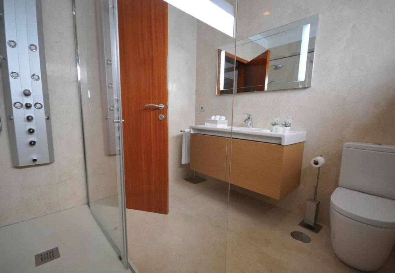 Ferienhaus in Ponte de Lima - Villa de Luxo com Piscina Aquecida, Ténis e Jardim