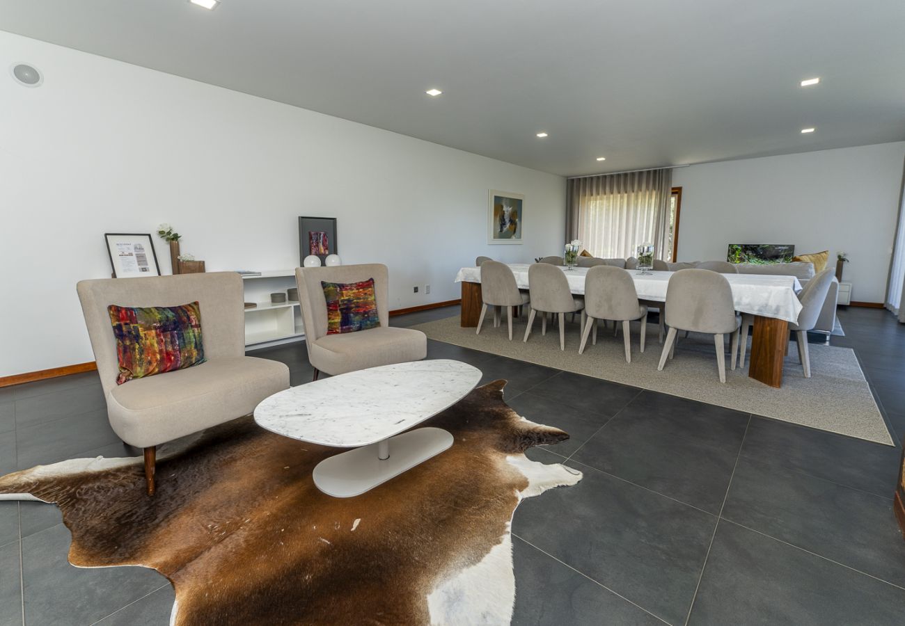 Ferienhaus in Ponte de Lima - Villa de Luxo com Piscina Aquecida, Ténis e Jardim