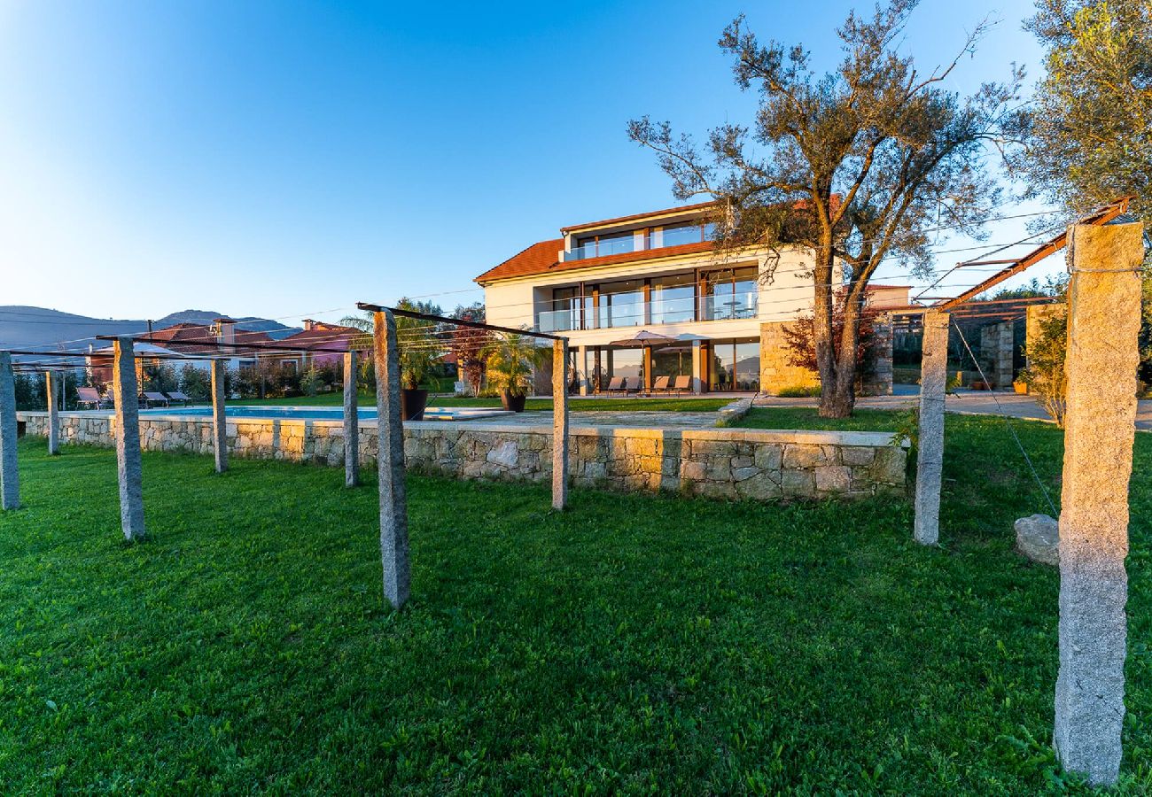 Villa en Ponte de Lima - Lima View Villa - Casa com piscina e jardim