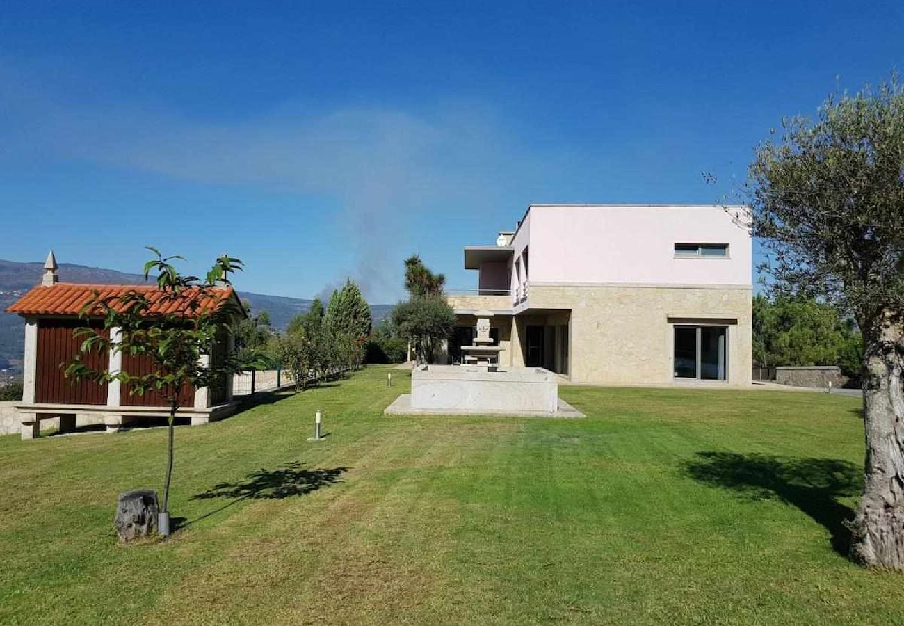Casa en Ponte de Lima - Villa de Luxo com Piscina Aquecida, Ténis e Jardim