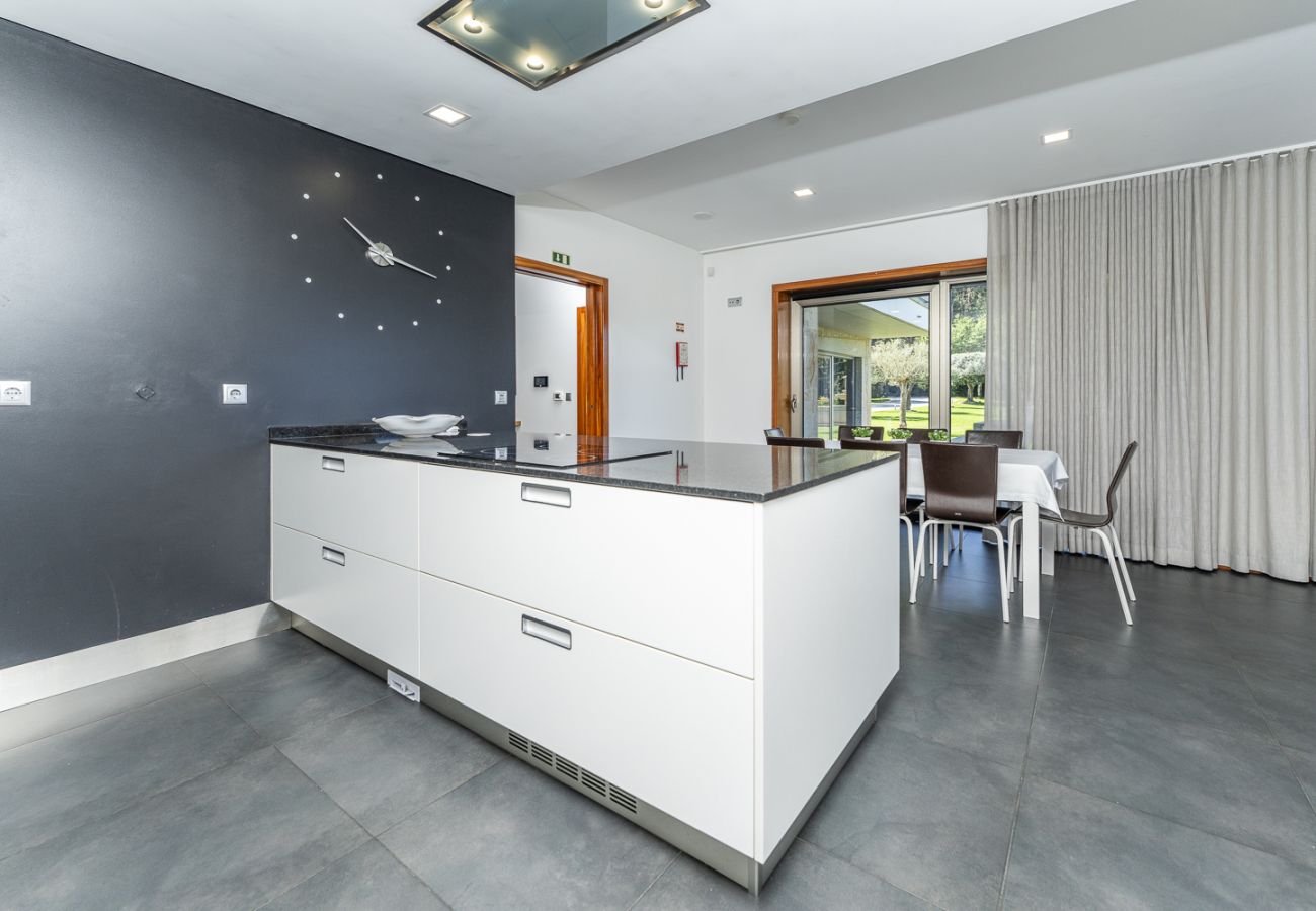 Casa en Ponte de Lima - Villa de Luxo com Piscina Aquecida, Ténis e Jardim