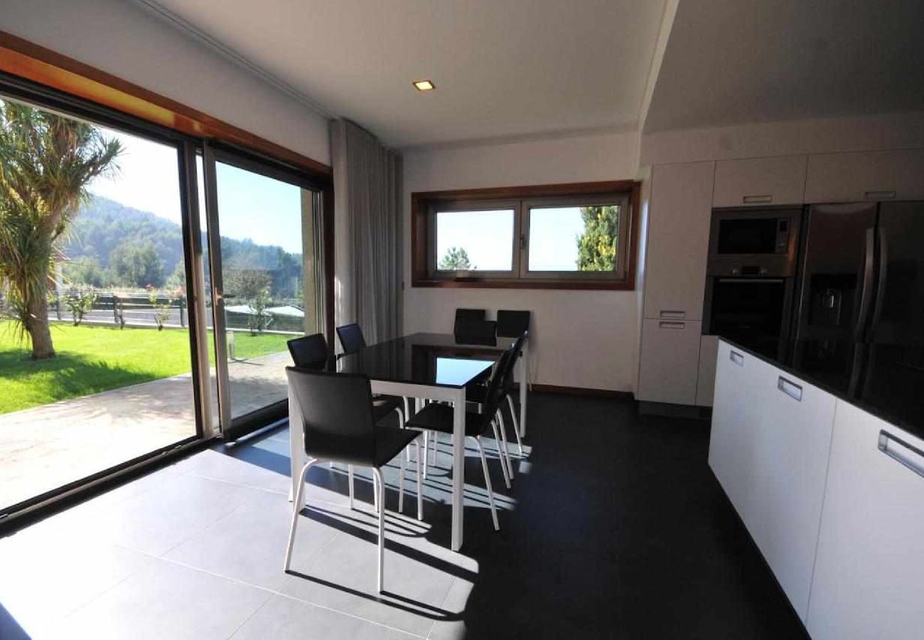 Maison à Ponte de Lima - Villa de Luxo com Piscina Aquecida, Ténis e Jardim